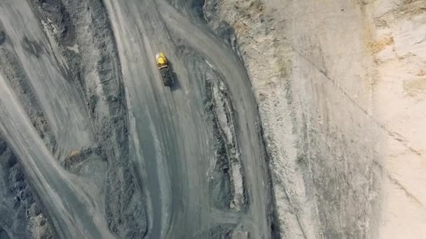Vista aérea panorámica, mina a cielo abierto, minería de carbón, volquetes, industria extractiva de canteras, trabajos de extracción — Vídeo de stock
