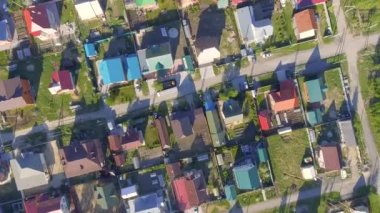 Konut evlere kırsal, yarda ve konut mahallelerde banliyö topluluklar üzerinde panoramik havadan görünümü
