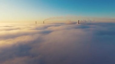 Hava görüntüsü. Sisin içinde uçmak, sisin içinde uçmak. Hava kamerası görüntüsü. Bulutların üzerinden güneşe doğru uç. Sisli hava, yukarıdan manzara.