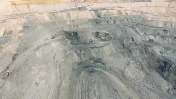 Panorama Flygfoto skott, dagbrott gruva, kolgruvor, dumpers, stenbrytning utvinningsindustrin, strippar arbete — Stockvideo