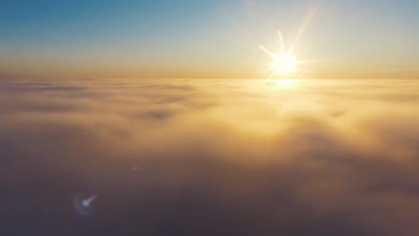 Vista aérea. Voando no nevoeiro, voando na névoa. Câmara aérea disparada. Voar acima das nuvens em direção ao sol. Tempo nebuloso, vista de cima. — Vídeo de Stock