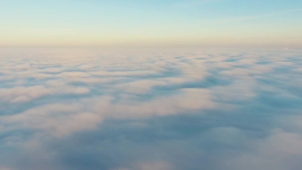 Vista aérea. Volar en la niebla, volar en la niebla. Cámara aérea grabada. Vuelo por encima de las nubes hacia el sol. Clima brumoso, vista desde arriba. — Vídeos de Stock