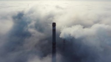 Hava görüntüsü. Sisin içinde uçmak, sisin içinde uçmak. Hava kamerası görüntüsü. Bulutların üzerinden güneşe doğru uç. Sisli hava, yukarıdan manzara.