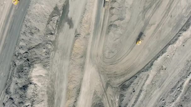 Panorama vue aérienne prise de vue, mine à ciel ouvert, mine de charbon, tombereaux, industrie extractive, travaux de décapage 