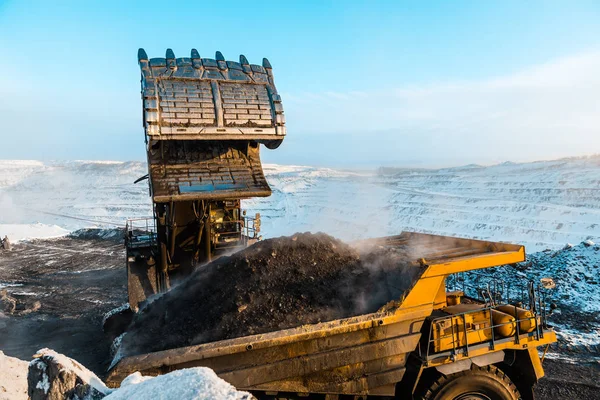 Büyük taş ocağı damperli kamyon. Damper Rock'da yükleniyor. Kömür vücut kamyona yükleniyor. Üretim yararlı mineraller. Araştırma kamyon madencilik makine açık Ocak kömür üretim olarak kömür taşımak için. — Stok fotoğraf
