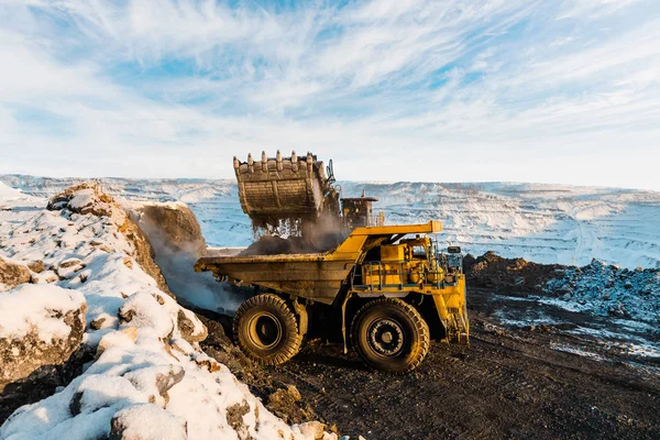 Grande camião de descarga de pedreiras. A carregar a pedra no despejo. A carregar carvão no camião do corpo. Produção minerais úteis. Máquinas de mineração de caminhões de mineração, para transportar carvão de poço aberto como a produção de carvão . — Fotografia de Stock