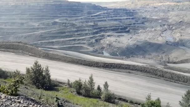 Panorama z uhelného dolu. Pohled na lom, rýžování pit v drcené, letecký pohled — Stock video