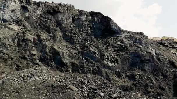 Panorama der Kohlegrube. Blick auf den Steinbruch. Walzkohle. Zerbröckelnder Anthrazit — Stockvideo