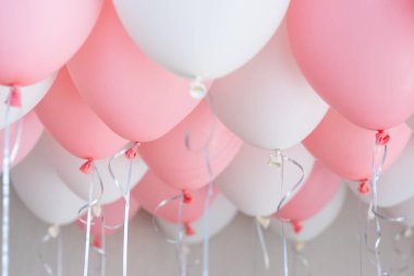 Renkli Balonlar, pembe, beyaz, flamalar. Helyum balon doğum günü partisi içinde yüzer. Kavram balon sevgi ve Sevgililer