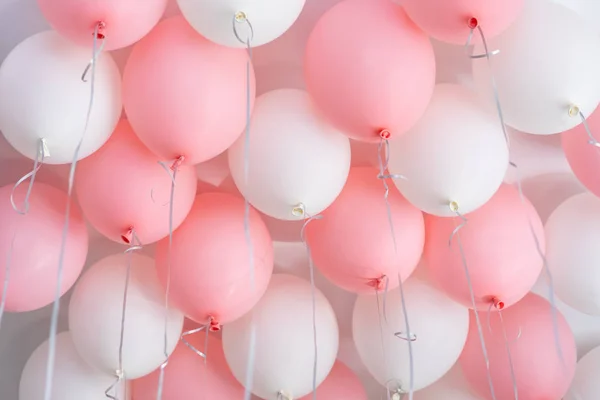 Πολύχρωμα μπαλόνια, ροζ, λευκό, σερπαντίνες. Ηλίου Ballon επιπλέουν σε πάρτι γενεθλίων. Μπαλόνι έννοια της αγάπης και του Αγίου Βαλεντίνου — Φωτογραφία Αρχείου