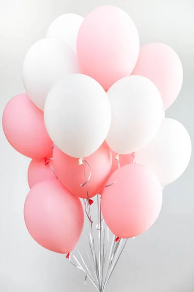 Globos de colores, rosa, blanco, serpentinas. Helium Ballon flotando en la fiesta de cumpleaños. Concepto globo de amor y San Valentín —  Fotos de Stock