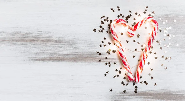 New year 2020. Merry Christmas and Happy Holidays greeting card. Christmas composition. Red and gold decorations on wood white background. Winter, new year concept. Flat lay, top view, copy space — Stock Photo, Image