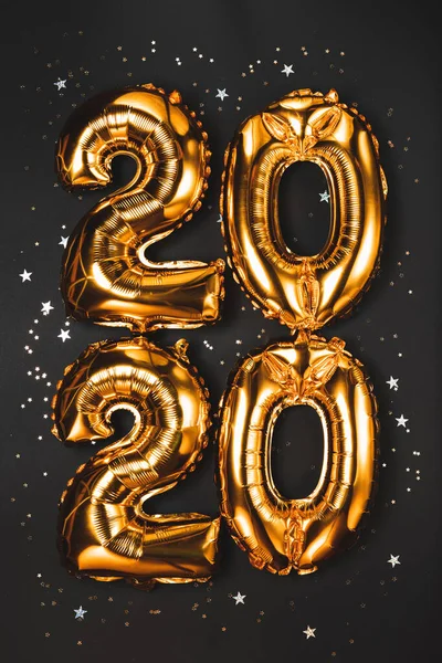 Bonne année 2020 célébration. Figures de ballons en or brillant, ballons du Nouvel An avec des étoiles scintillantes sur fond sombre. Noël et Nouvel An. Ballons dorés 2020 — Photo