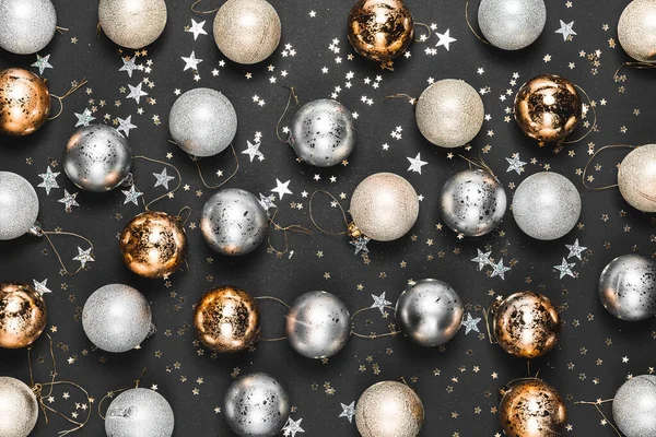 Nuevo año 2020. Feliz Navidad y Felices Fiestas tarjeta de felicitación. Composición navideña. Decoraciones de oro y plata sobre fondo negro. Invierno, concepto de año nuevo. Piso tendido, vista superior —  Fotos de Stock