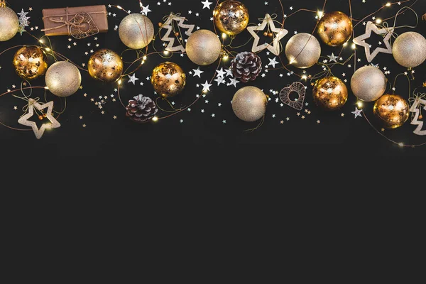 Nytt år 2020. God Jul och God Jul gratulationskort. Julens sammansättning. Guld och silver dekorationer på svart bakgrund. Vinter, nyårskoncept. Platt ligg, ovanifrån — Stockfoto