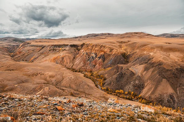 Panorama gorge in mountains. Beautiful Landscape red mountains in cloudy weather. Gorge Martian landscapes. Panorama of desert landscape on Altai, in Russia — Stock Photo, Image