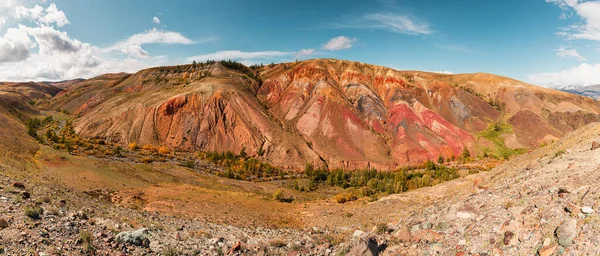 Panorama rokle v horách. Krásná krajina červené hory v oblačném počasí. Nádherná marťanská krajina. Panorama pouštní krajiny na Altai, v Rusku — Stock fotografie
