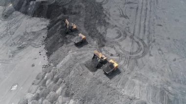Kömür açık döküm maden madenciliği büyük sarı ağır kamyon genel plan. Açık çukur antrasit madenciliği, maden kamyonu iş yerinde taş ocağında çalışıyor. Dampingli taş ocakları sanayi makine kamyonlarının madencilik işi