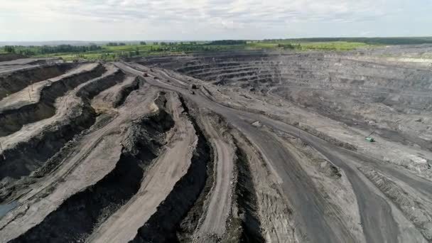 Nagy sárga nehéz teherautó nyílt öntött bánya bányászati szén az átfogó tervet. Open Pit antracit bányászat, bányászati teherautó munka a bányában dolgozó. Dömperek kőfejtés ipari bányászati munkája — Stock videók