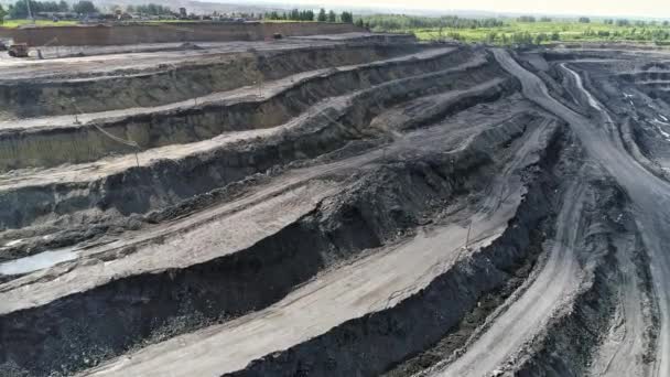 Grand camion lourd jaune dans l'exploitation minière à ciel ouvert de charbon le plan global. Exploitation minière d'anthracite à ciel ouvert, camion minier à l'œuvre dans une carrière. Dumpers industrie extractive travaux miniers de camions de machines 