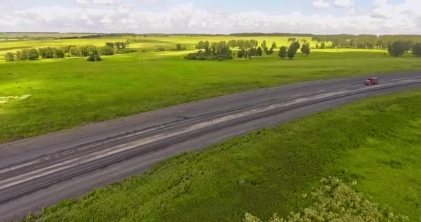 Flygundersökning av lastbilen. Tilt-täckt dump lastbil transporterar kol längs landsvägen. Lastbil rör sig på grusväg. Lastbilen kör längs en tom byväg. Lastbilslogistik — Stockvideo