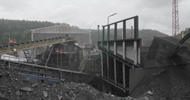 Conveyor belt with coal shooting in slow motion. Close-up there is coal on belt conveyor. Conveyor belt coal. Machine for loading mining in coal obage factory — 비디오