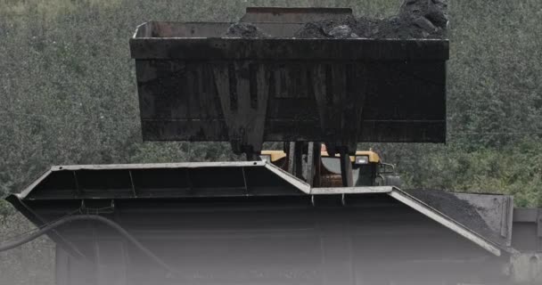 Verladung eines Baggers in einen Bergbaulastwagen in Zeitlupe. Bagger laden Kohle in große Kipper. Verladen von Kohle in die Sortieranlage. Beladung von Kohle-LKW mit Bagger-Zeitlupe — Stockvideo