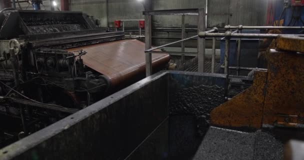 石炭工場の仕事。製造時の濃縮。鉱石機械スクリーニングの動き。洗浄プラント。湿った石炭は工場でコンベアを下がる。メカニズムの働き — ストック動画