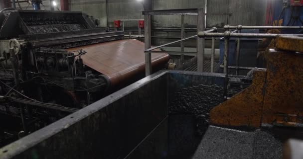 Le travail de l'usine de charbon. Enrichissement à la fabrication. Déplacement du minerai Criblage mécanique. Plante à laver. Le charbon humide descend le convoyeur à l'usine. Travaux des mécanismes 