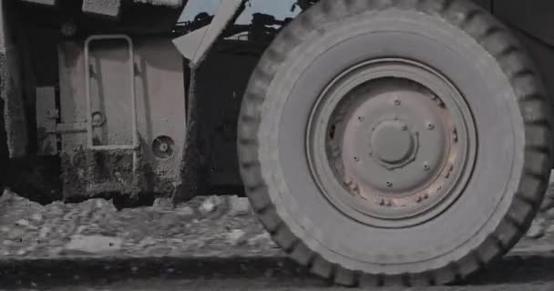 Câmera lenta atirando grandes caminhões na mineração de carvão e transporte de raça. Grande caminhão de descarga pesada está carregando carvão. Mineração a céu aberto. Close-up Grande caminhão basculante conduzido. Carvão na indústria mineira — Vídeo de Stock