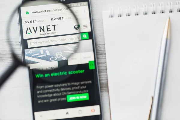 Phoenix, Arizona, EUA - 15 de janeiro de 2020: Página inicial do site oficial da Avnet sob lupa. Conceito Avnet, é distribuidor de componentes eletrônicos logotipo visível no smartphone, tela do tablet — Fotografia de Stock