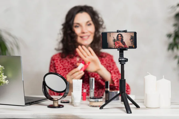 Influencer Young girl blogger praat over make-up. Vrouw opnemen video blog vertelt hoe mooi te zijn. Bloger praat over gezichtsschoonheidsbehandelingen. Vloggre zendt uit hoe cosmetische producten moeten worden gebruikt — Stockfoto