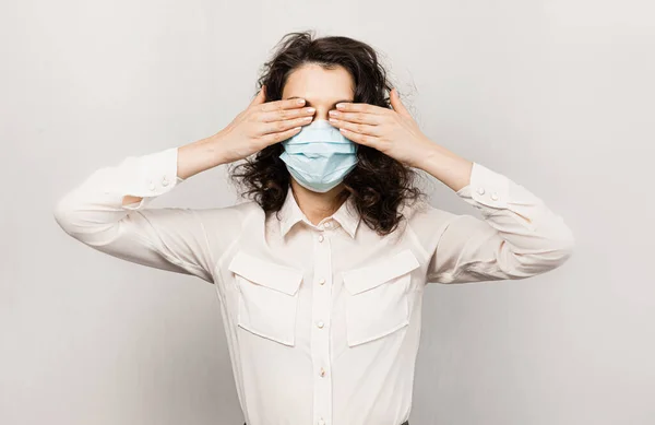 Gemaskerde vrouw stopt met handgebaar. Influencer Girl blogger in medisch masker praat over covid-19, coronavirus. Meisje met medisch masker stopt 2019-nCov — Stockfoto