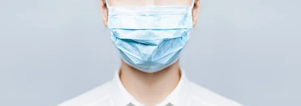 Chica Doctor usando máscara facial de protección contra covid-19. Banner panorama personal médico equipo preventivo sobre coronavirus. Mujer con máscara médica se detiene 2019-nCov — Foto de Stock