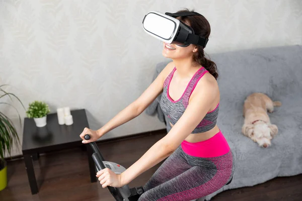 Giovane ragazza rimanere a casa in quarantena e andare in per lo sport con occhiali di realtà virtuale. Donna esercizio yoga mentre a casa indossando occhiali realtà virtuale — Foto Stock