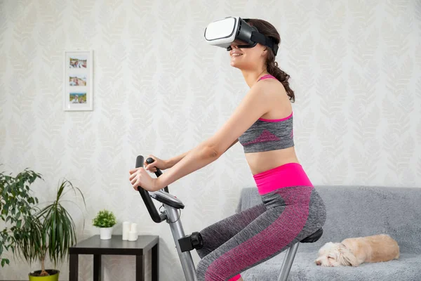 Giovane ragazza rimanere a casa in quarantena e andare in per lo sport con occhiali di realtà virtuale. Donna esercizio yoga mentre a casa indossando occhiali realtà virtuale — Foto Stock