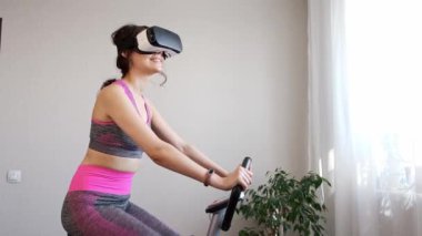 Genç kız karantinada kalır ve sanal gerçeklik gözlükleriyle spor yapmaya gider. Kadın yoga yaparken evde VR gözlüğü takıyor. Kız evde kalır ve VR gözlüklü sabit motorla meşgul olur.