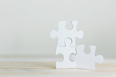 Yapboz 'u ışık efekti, iş çözümleri, başarı ve strateji konseptine bağlayan çalışan kadınların elleri