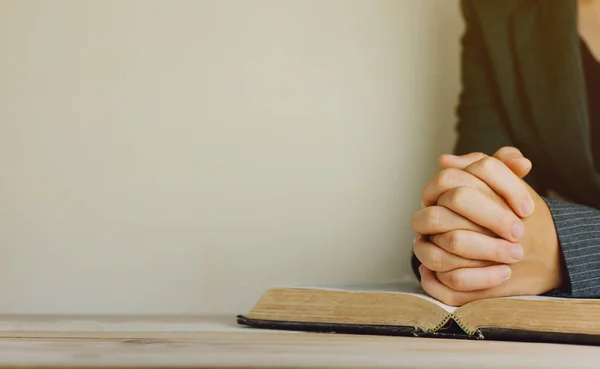 Mujer Está Orando Gracias Señor Mañana Con Biblia Abierta Concepto — Foto de Stock