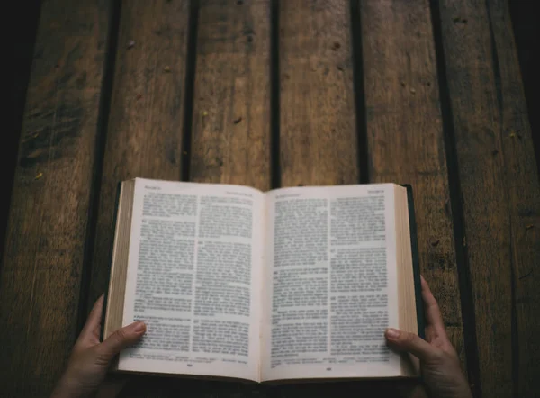 Weiche Fokussierung Der Heiligen Bibel Auf Holztisch Mit Kopierraum Christlicher — Stockfoto