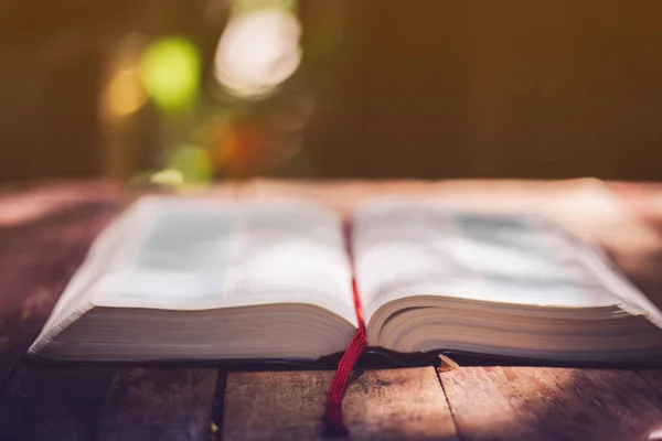 Weiche Fokussierung Der Heiligen Bibel Auf Holztisch Mit Kopierraum Christlicher — Stockfoto