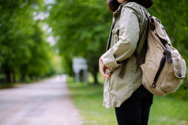 Dişi gezginler açık yolda durup İncil 'i tutuyorlar. Konsept, İncil 'i paylaşmaya gidiyor..