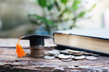 Para biriktirme finansal konsepti, tebrikler mezunlar paranın üstüne bir de kitap..
