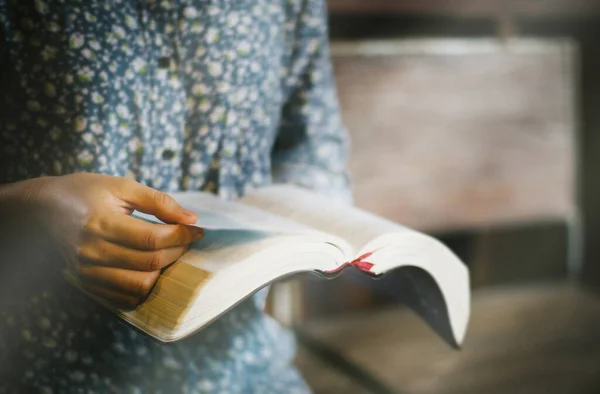 Leyendo Orando Sobre Biblia —  Fotos de Stock