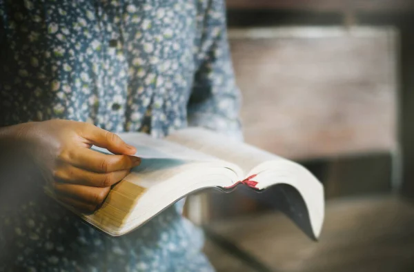 Lesen Und Beten Über Der Bibel — Stockfoto