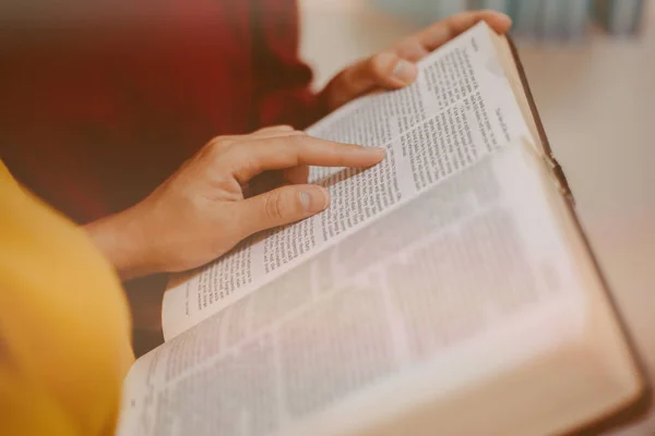 Dos Mujeres Que Estudian Biblia —  Fotos de Stock