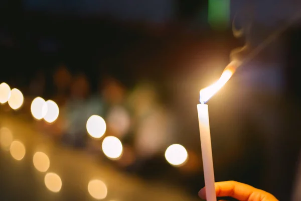 Měkké Zaměření Lidí Zapalování Svíčky Bdění Tmě Hledání Naděje Uctívání — Stock fotografie