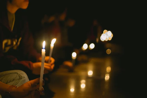 Miękkie Skupienie Ludzi Zapalających Świece Czuwanie Ciemności Szukając Nadziei Uwielbienia — Zdjęcie stockowe