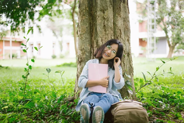 안경을 대학교 밑에서 아시아 대학생이나 여대생의 초상화 사람들의 — 스톡 사진