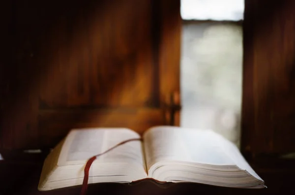 聖書の朗読と祈り — ストック写真